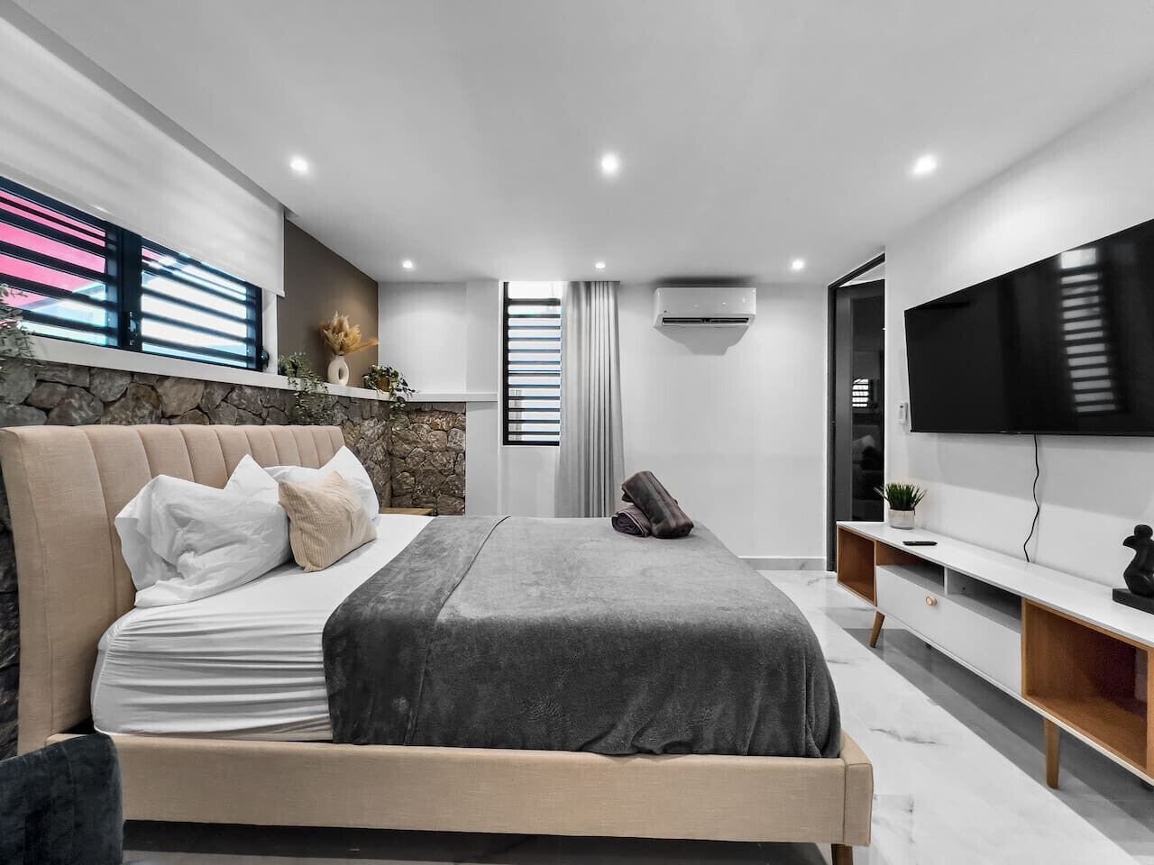 1 bedroom, desk, travel crib, free WiFi