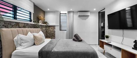 1 bedroom, desk, travel cot, free WiFi