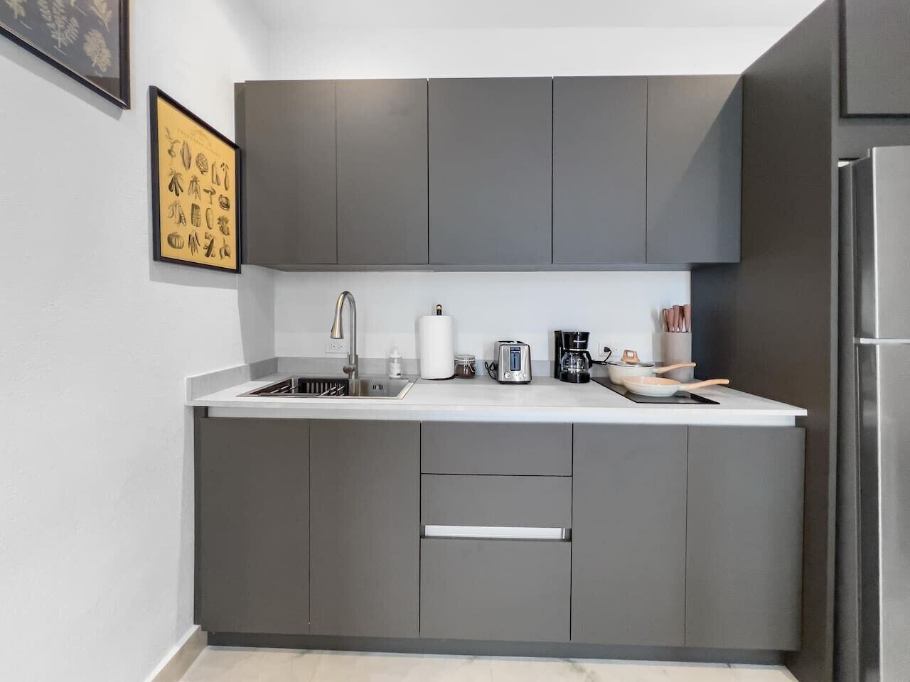 Refrigerador, microondas, parrilla de estufa y cafetera y tetera 