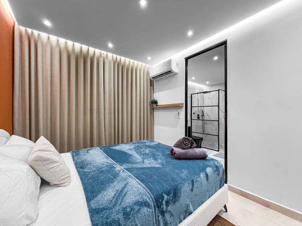 1 bedroom, desk, travel crib, free WiFi