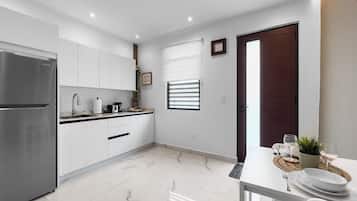 Kühlschrank, Mikrowelle, Herdplatte, Wasserkocher mit Kaffee-/Teezubehör