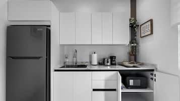 Kühlschrank, Mikrowelle, Herdplatte, Wasserkocher mit Kaffee-/Teezubehör