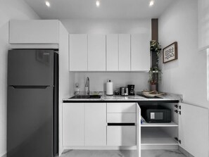 Jääkaappi, mikroaaltouuni, liesi, kahvin-/teenkeitin