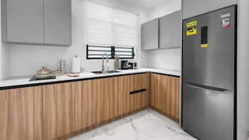 Kühlschrank, Mikrowelle, Herdplatte, Wasserkocher mit Kaffee-/Teezubehör