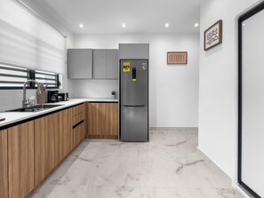 冷蔵庫、電子レンジ、コンロ、コーヒー / ティーメーカー