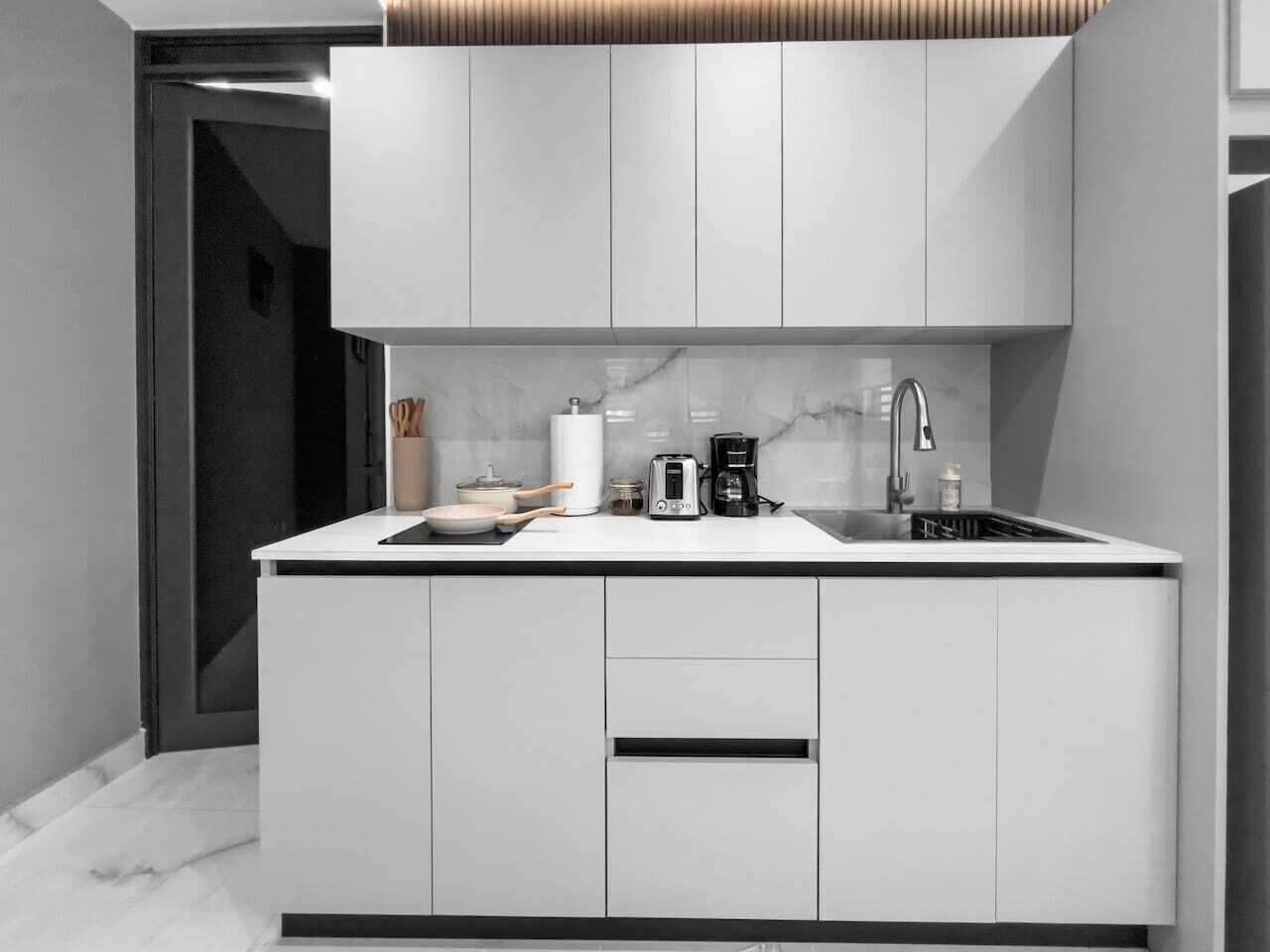 Frigorífico, microondas, placa de cocina y cafetera o tetera