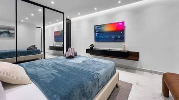 1 bedroom, desk, travel crib, free WiFi