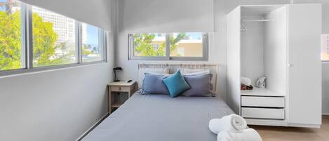 10 chambres, bureau, fer et planche à repasser, lit parapluie