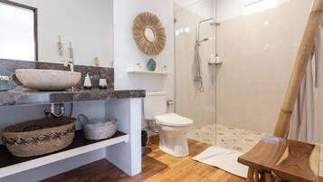 Regadera, tina de hidromasaje, secadora de cabello, jabón