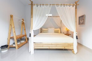 2 bedrooms, iron/ironing board, WiFi, bed sheets - Charming 2-bedroom house private pool in Canggu (Tibubeneng, Kec. Kuta Utara)