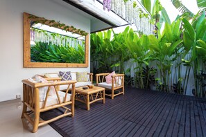 Terrace/patio - Charming 2-bedroom house private pool in Canggu (Tibubeneng, Kec. Kuta Utara)