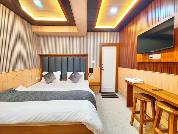 Desk, soundproofing, free WiFi, bed sheets - Hotel GP Lake View Near Mall Road (Nainital)