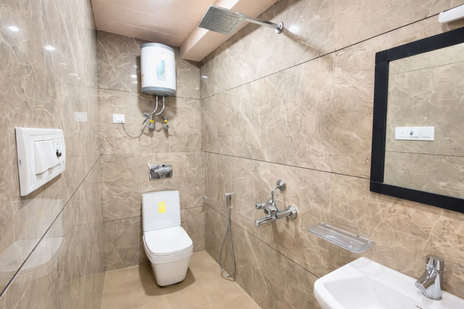 Chambre Deluxe double | Salle de bain | Douche, articles de toilette (gratuits), pantoufles, serviettes fournies