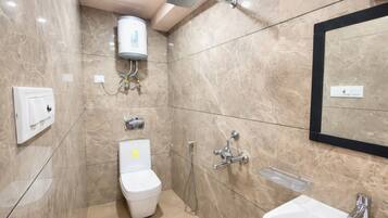 Chambre Deluxe double | Salle de bain | Douche, articles de toilette (gratuits), pantoufles, serviettes fournies