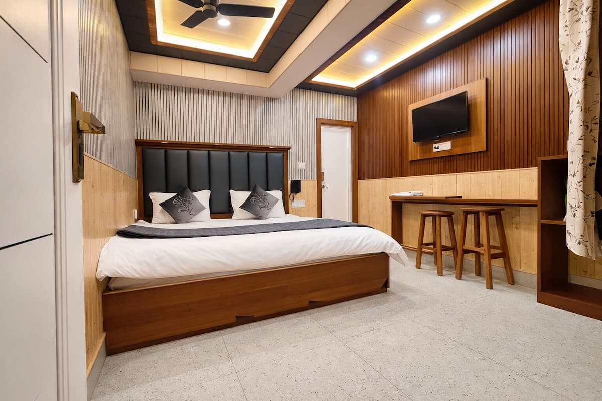 Deluxe Quadruple Room | Desk, soundproofing, free WiFi, bed sheets