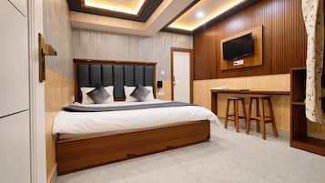 Escritorio, sistema de insonorización, wifi gratis y ropa de cama