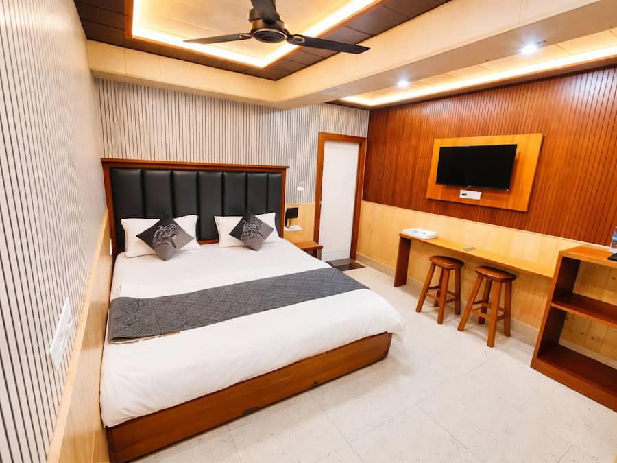 Escritorio, sistema de insonorización, wifi gratis y ropa de cama