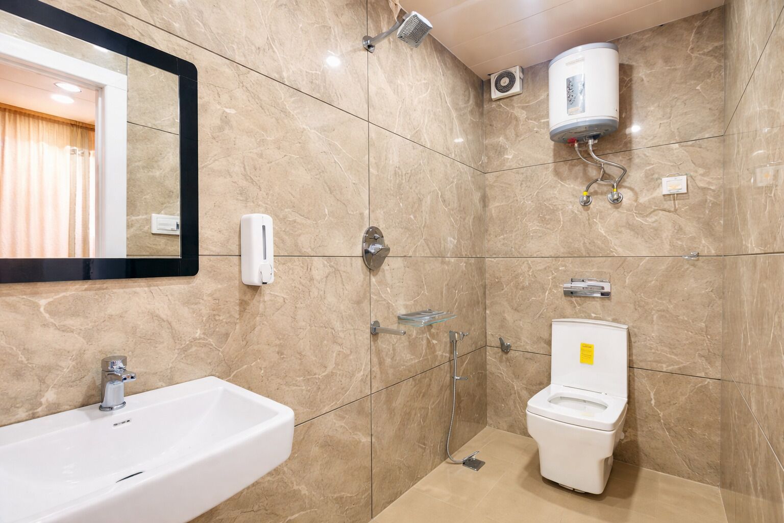 Deluxe Quadruple Room | Bathroom