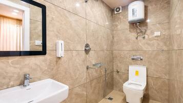 Deluxe Quadruple Room | Bathroom