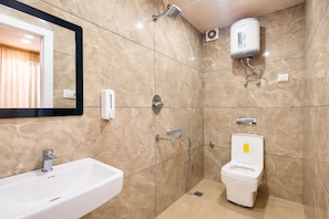 Deluxe Quadruple Room | Bathroom | Shower, free toiletries, slippers, towels