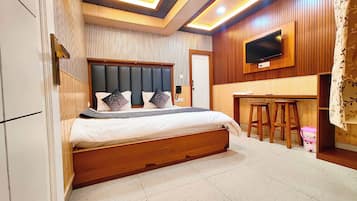 Deluxe Quadruple Room | Desk, soundproofing, free WiFi, bed sheets