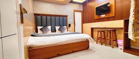 Desk, soundproofing, free WiFi, bed sheets