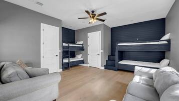 6 bedrooms, iron/ironing board, WiFi, bed sheets