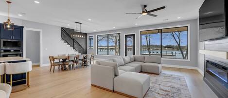 Televisión, chimenea, futbolito y tenis de mesa