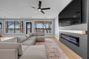 Fernseher, Kamin, Tischfußball, Tischtennisplatte