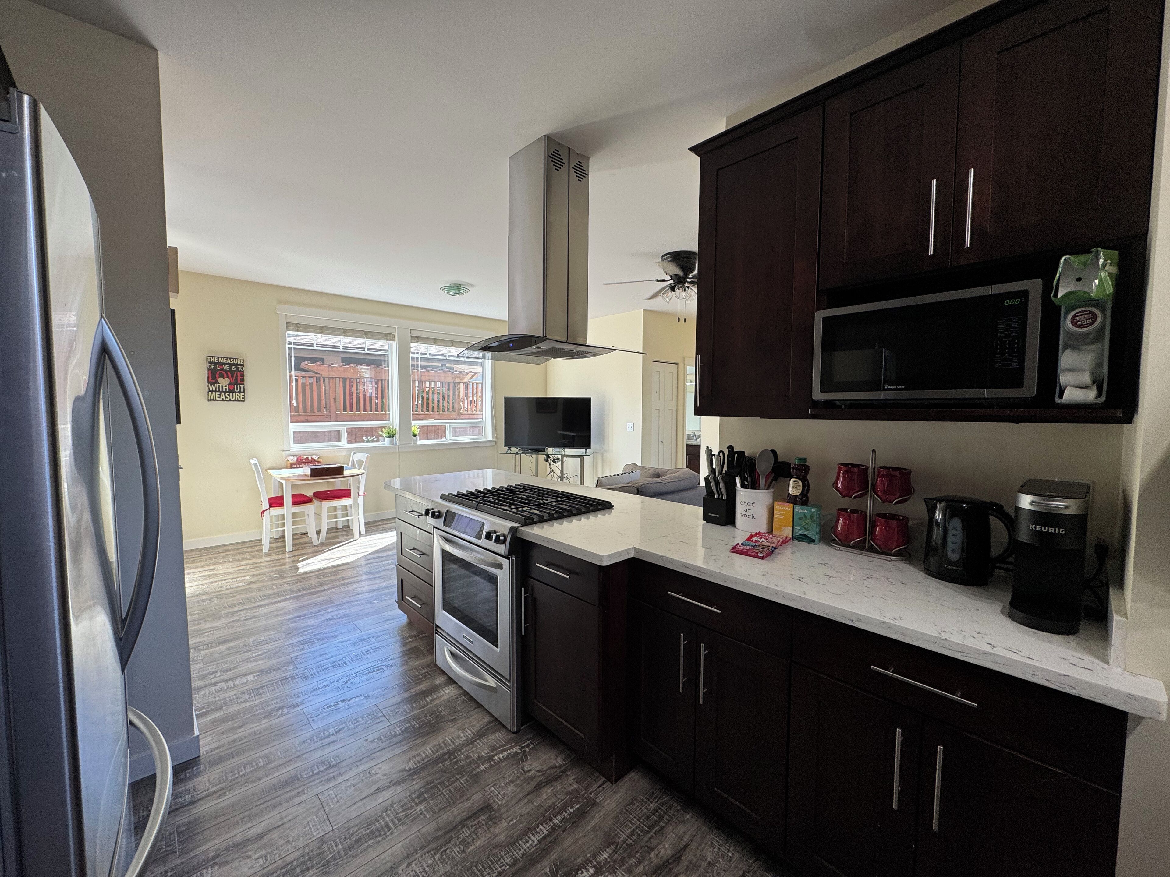 Jääkaappi, mikroaaltouuni, uuni, liesi