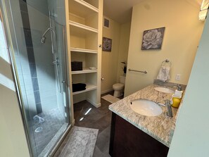 Shower, hair dryer, towels, soap - Family & Pet Paradise  2BR 2BA Home, Fenced Yard, Private Wi-Fi, Great Location (Issaquah)