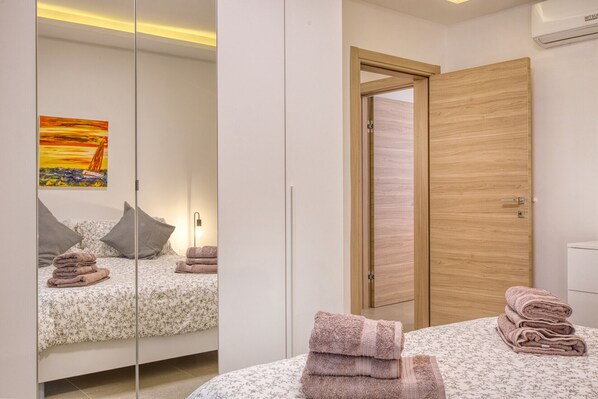 2 bedrooms, iron/ironing board, WiFi, bed sheets - Modern 2-Bedroom Apartment Near the Sea (St. Paul's Bay)