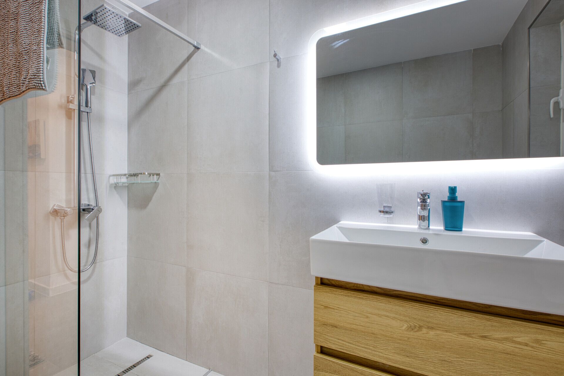 Shower, hair dryer, towels