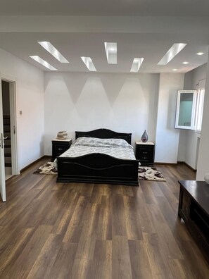 5 habitaciones, tabla de planchar con plancha, wifi y ropa de cama 