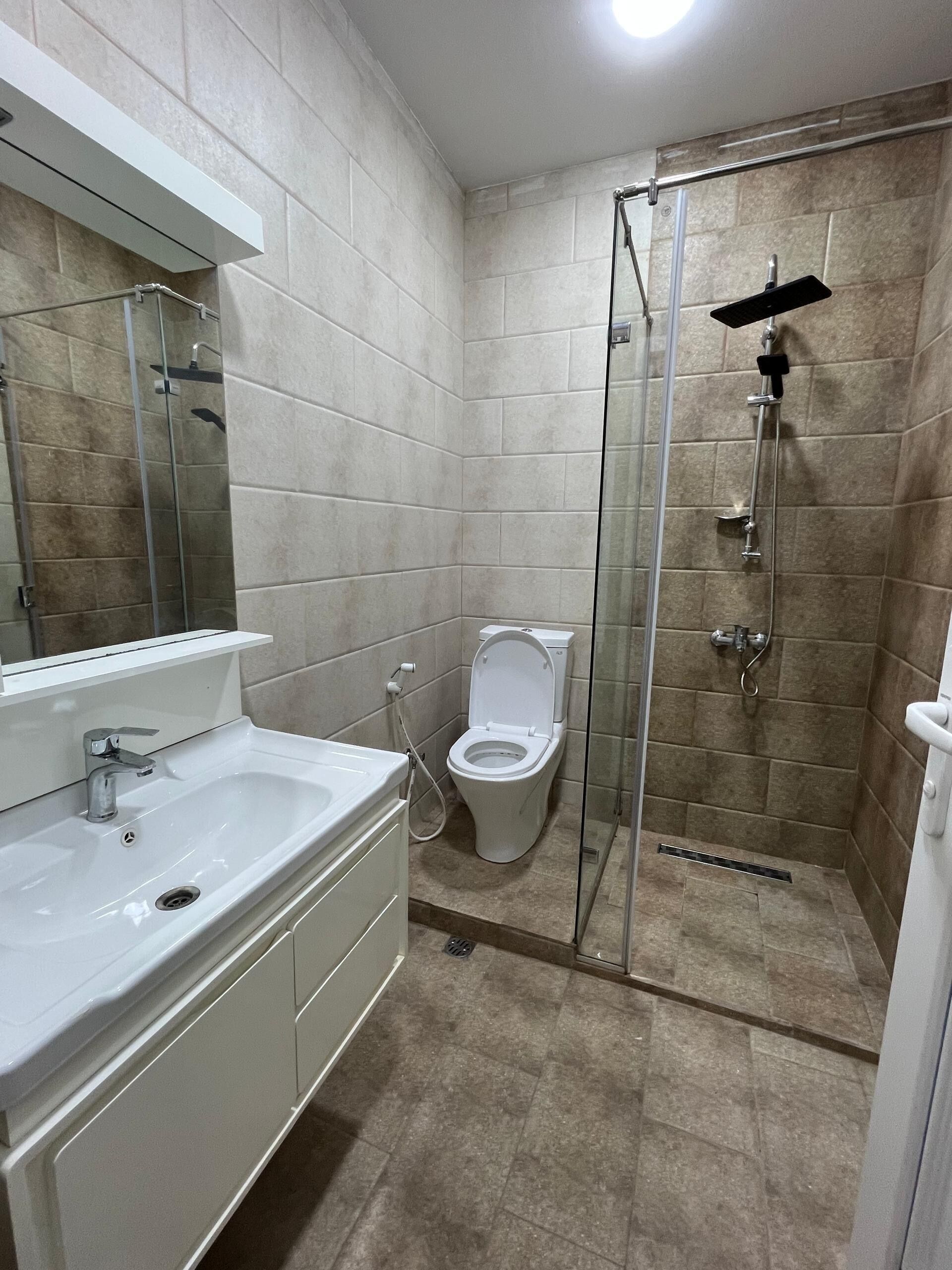 Een douche, een bubbelbad, een haardroger, handdoeken