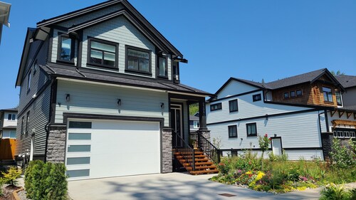 Modern, self-contained 1b/1 b suite w/ workspace