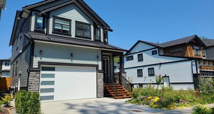 Modern, self-contained 1b/1 b suite w/ workspace