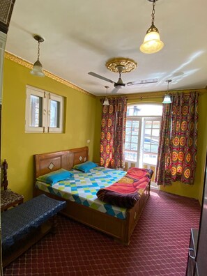 Kamar Double Deluks, balkon, pemandangan kebun | Meja kerja, ruang kerja ramah laptop, dan Wi-Fi gratis