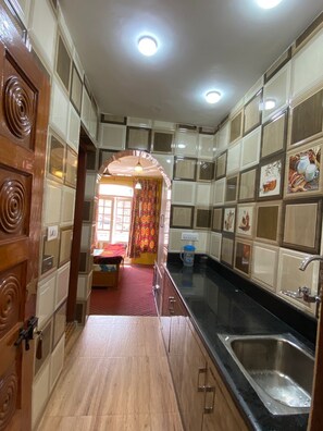 Desk, laptop workspace, free WiFi - Hotel Gulistan (Srinagar)