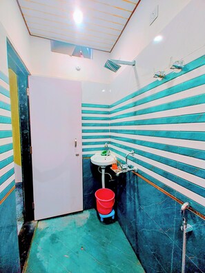 Deluxe Double or Twin Room | Bilik Mandi | Pancuran mandi, selipar, tuala disediakan 