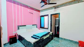 Deluxe Double or Twin Room | In-room safe, desk, soundproofing, iron/ironing board