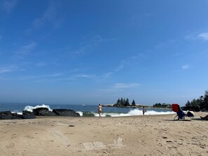 Una spiaggia nelle vicinanze