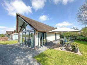 Outdoor dining - Beautiful and quietly located villa (Alphen)