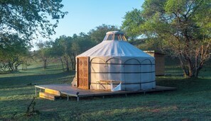 Basic-Zweibettzimmer, Terrasse, Hügelblick