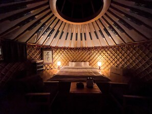Basic-Doppelzimmer zur Einzelnutzung, Terrasse, Hügelblick | Daunenbettdecken, individuell dekoriert, individuell eingerichtet