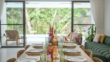 别墅, 泳池景观 | 客房内用餐