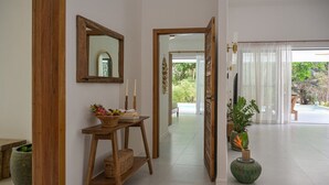 A spacious hallway with a wooden bench, a mirror, and a potted plant. - Zen Paradise Pool Villa by Sea N' Rent (Ko Pha-ngan)