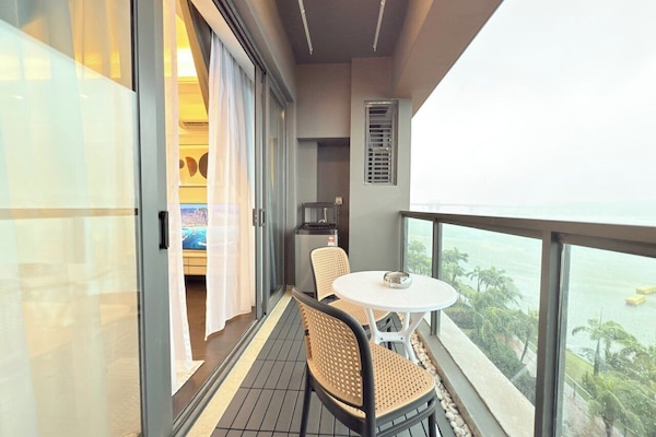 Estudio clásico, balcón | Zona de estar | Una televisión de pantalla plana