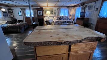 1 makuuhuone, silitysrauta/-lauta, vuodevaatteet