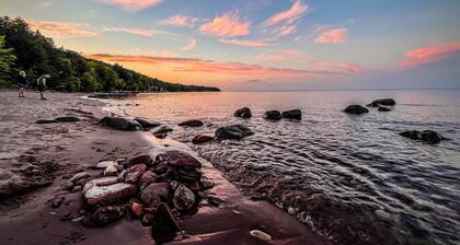 Cozy Rustic, Peaceful 1 bedroom cabin in Big Bay 1 mi from village year round
